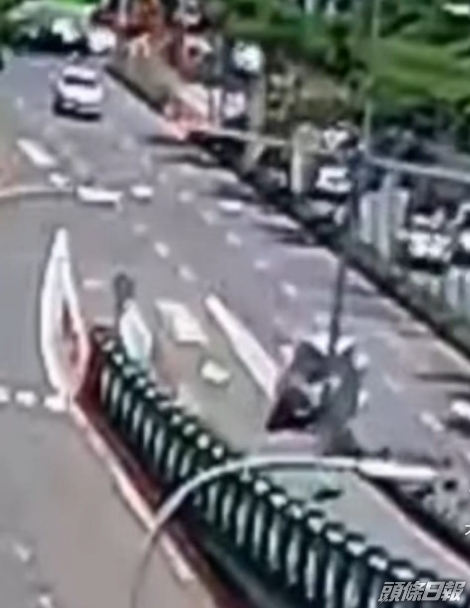 林志穎的座駕猛力直撞向指示桿。